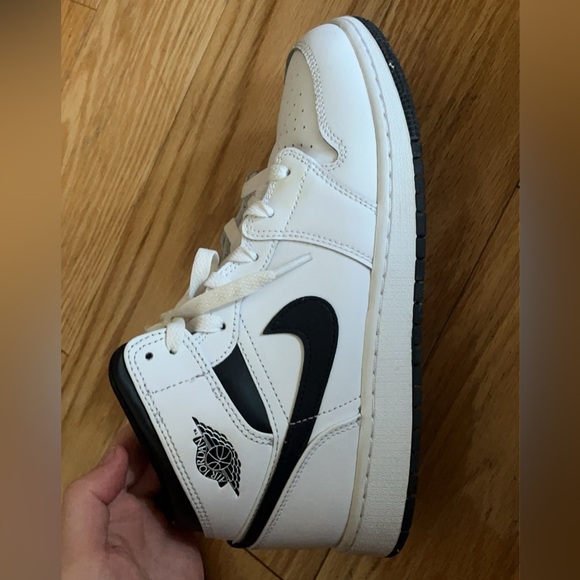 Selling Jordan 1 mids - Picture 1 of 4